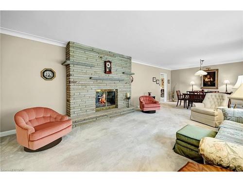 6235 Brookfield Avenue, Niagara Falls, ON - Indoor Photo Showing Living Room With Fireplace