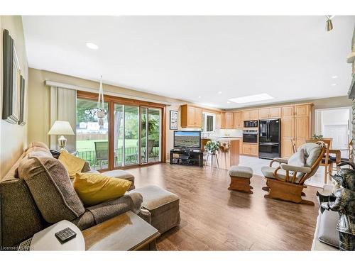 6235 Brookfield Avenue, Niagara Falls, ON - Indoor Photo Showing Living Room