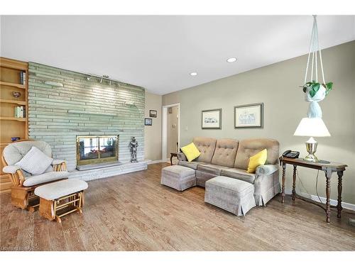 6235 Brookfield Avenue, Niagara Falls, ON - Indoor Photo Showing Living Room With Fireplace