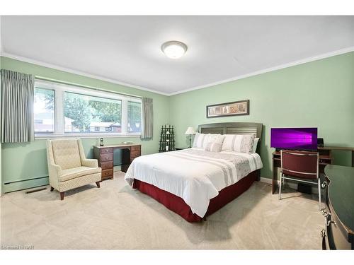 6235 Brookfield Avenue, Niagara Falls, ON - Indoor Photo Showing Bedroom