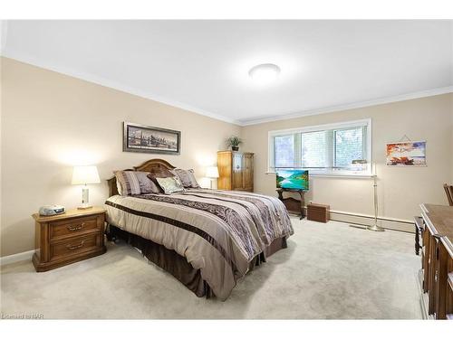 6235 Brookfield Avenue, Niagara Falls, ON - Indoor Photo Showing Bedroom