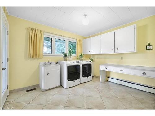 6235 Brookfield Avenue, Niagara Falls, ON - Indoor Photo Showing Laundry Room