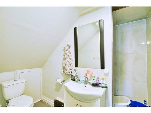 6462 Barker Street, Niagara Falls, ON - Indoor Photo Showing Bathroom