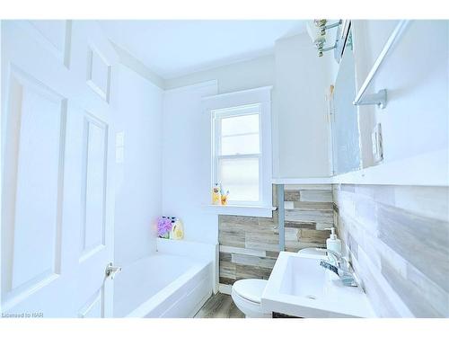 6462 Barker Street, Niagara Falls, ON - Indoor Photo Showing Bathroom