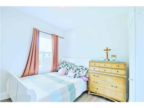 6462 Barker Street, Niagara Falls, ON - Indoor Photo Showing Bedroom