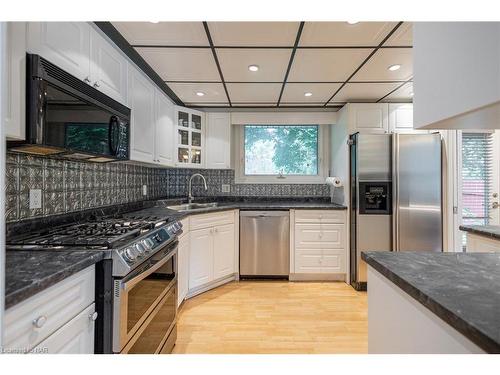 477 Dorchester Street, Niagara-On-The-Lake, ON - Indoor Photo Showing Kitchen With Stainless Steel Kitchen With Double Sink With Upgraded Kitchen