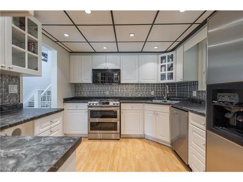 477 Dorchester Street, Niagara-On-The-Lake, ON - Indoor Photo Showing Kitchen With Double Sink With Upgraded Kitchen