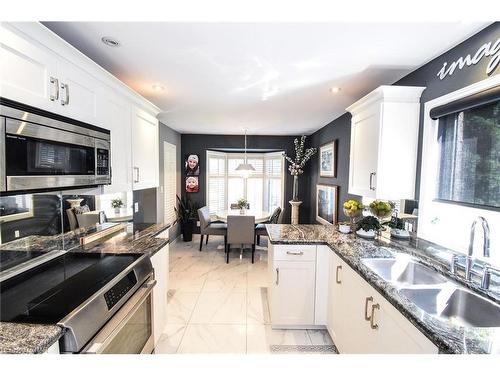 17-121 Glen Morris Drive, St. Catharines, ON - Indoor Photo Showing Kitchen With Double Sink With Upgraded Kitchen