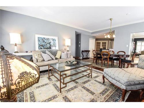 17-121 Glen Morris Drive, St. Catharines, ON - Indoor Photo Showing Living Room