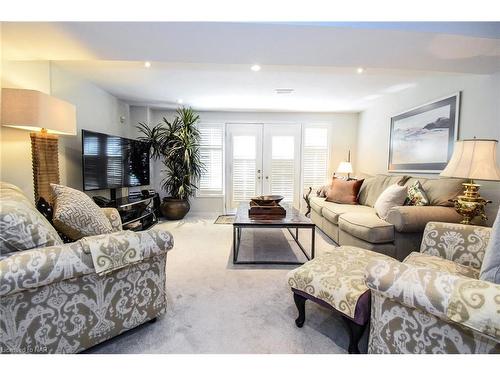 17-121 Glen Morris Drive, St. Catharines, ON - Indoor Photo Showing Living Room