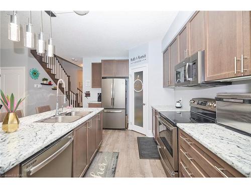 37 Sunset Way, Thorold, ON - Indoor Photo Showing Kitchen With Stainless Steel Kitchen With Double Sink With Upgraded Kitchen