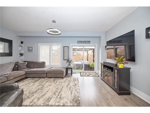 37 Sunset Way, Thorold, ON - Indoor Photo Showing Living Room