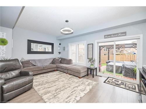 37 Sunset Way, Thorold, ON - Indoor Photo Showing Living Room