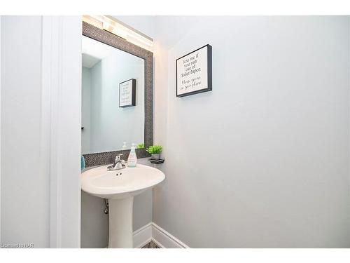 37 Sunset Way, Thorold, ON - Indoor Photo Showing Bathroom