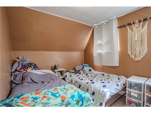 246 Henrietta Street N, Fort Erie, ON - Indoor Photo Showing Bedroom