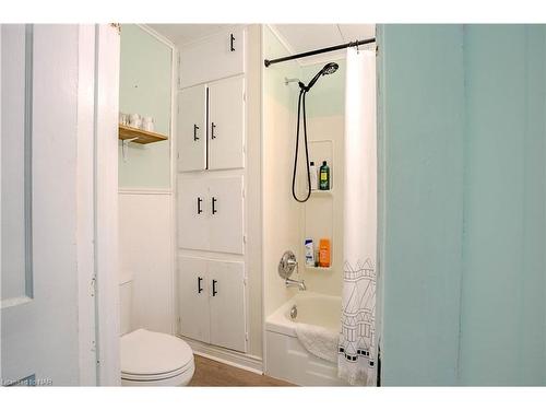 246 Henrietta Street N, Fort Erie, ON - Indoor Photo Showing Bathroom