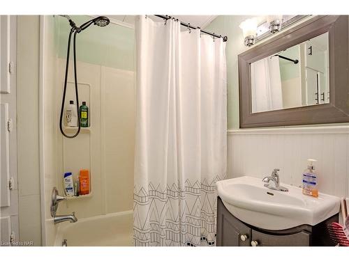 246 Henrietta Street N, Fort Erie, ON - Indoor Photo Showing Bathroom