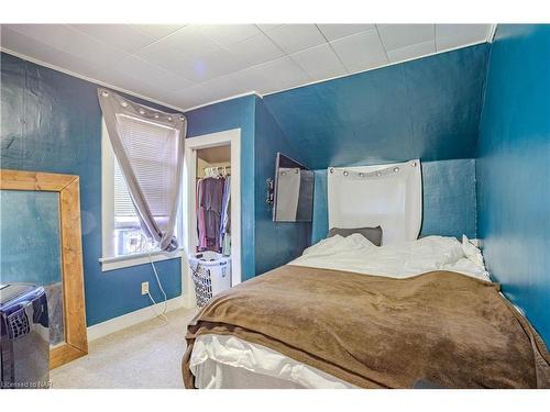 246 Henrietta Street N, Fort Erie, ON - Indoor Photo Showing Bedroom