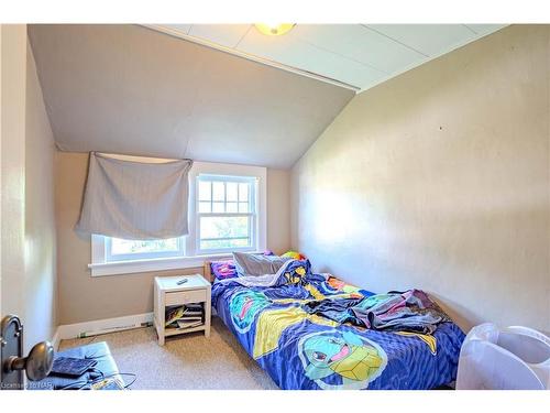 246 Henrietta Street N, Fort Erie, ON - Indoor Photo Showing Bedroom