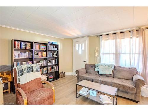 246 Henrietta Street N, Fort Erie, ON - Indoor Photo Showing Living Room