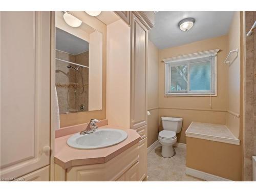 1183 Haist Street, Fonthill, ON - Indoor Photo Showing Bathroom