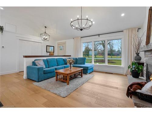 755 Pleasant Beach Road, Sherkston, ON - Indoor Photo Showing Living Room With Fireplace