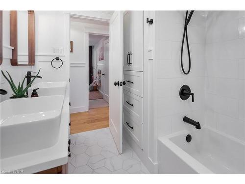 755 Pleasant Beach Road, Sherkston, ON - Indoor Photo Showing Bathroom