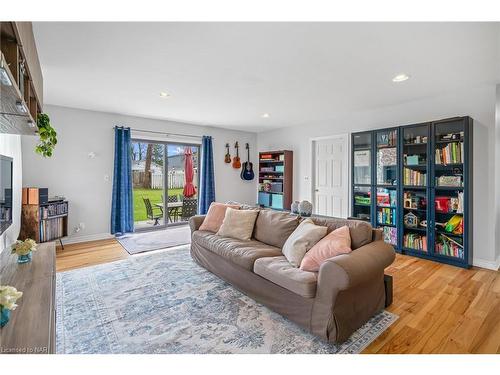 396 Helena Street, Fort Erie, ON - Indoor Photo Showing Living Room