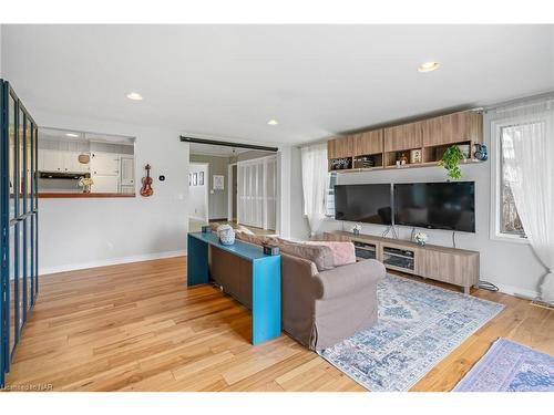 396 Helena Street, Fort Erie, ON - Indoor Photo Showing Living Room