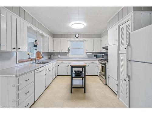 396 Helena Street, Fort Erie, ON - Indoor Photo Showing Kitchen With Double Sink