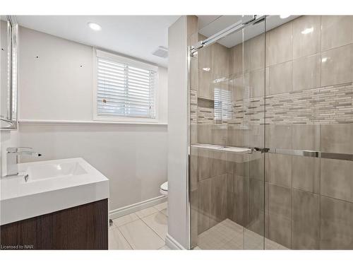 7467 Monastery Drive, Niagara Falls, ON - Indoor Photo Showing Bathroom