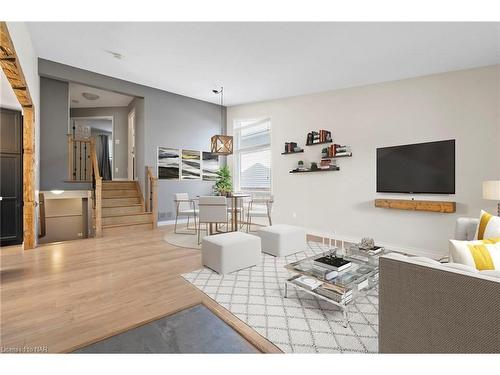 7467 Monastery Drive, Niagara Falls, ON - Indoor Photo Showing Living Room