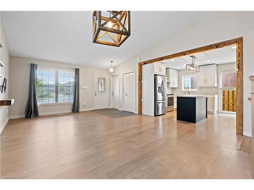 7467 Monastery Drive, Niagara Falls, ON - Indoor Photo Showing Kitchen