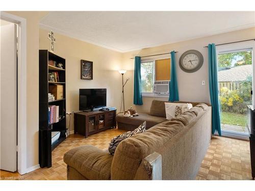 9-63 Empire Street, Welland, ON - Indoor Photo Showing Living Room