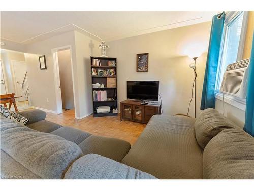 9-63 Empire Street, Welland, ON - Indoor Photo Showing Living Room