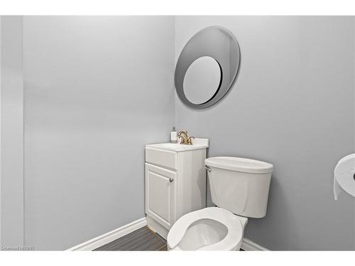 5209 Palmer Avenue, Niagara Falls, ON - Indoor Photo Showing Bathroom