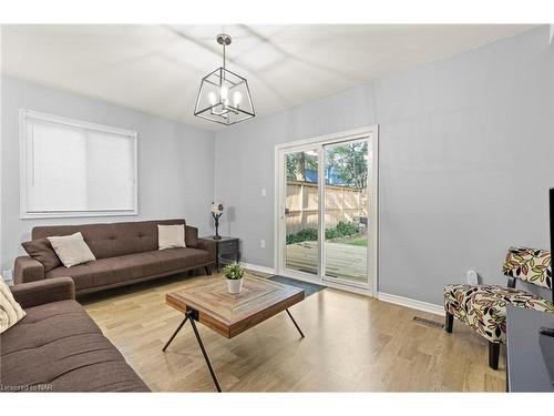 5209 Palmer Avenue, Niagara Falls, ON - Indoor Photo Showing Living Room