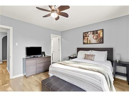 5209 Palmer Avenue, Niagara Falls, ON - Indoor Photo Showing Bedroom