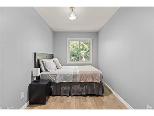 5209 Palmer Avenue, Niagara Falls, ON - Indoor Photo Showing Bedroom