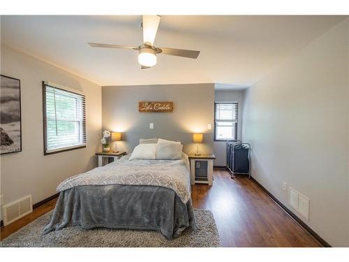 6187 Stamford Green Drive, Niagara Falls, ON - Indoor Photo Showing Bedroom