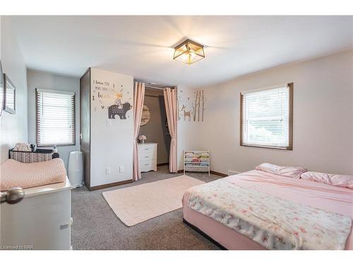 6187 Stamford Green Drive, Niagara Falls, ON - Indoor Photo Showing Bedroom