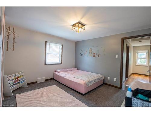 6187 Stamford Green Drive, Niagara Falls, ON - Indoor Photo Showing Bedroom