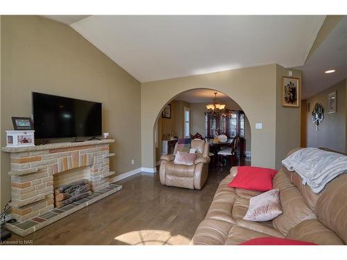 8207 Beaver Glen Drive, Niagara Falls, ON - Indoor Photo Showing Living Room