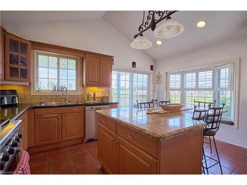 8207 Beaver Glen Drive, Niagara Falls, ON - Indoor Photo Showing Kitchen With Double Sink