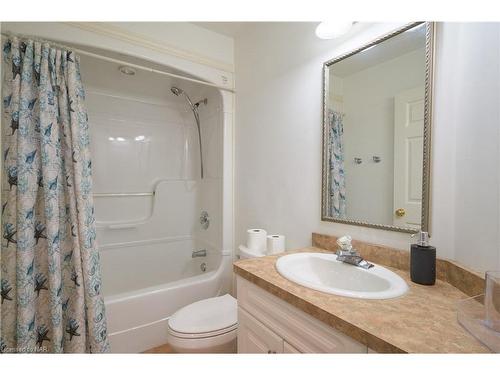 8207 Beaver Glen Drive, Niagara Falls, ON - Indoor Photo Showing Bathroom