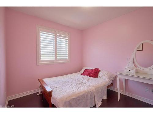 8207 Beaver Glen Drive, Niagara Falls, ON - Indoor Photo Showing Bedroom