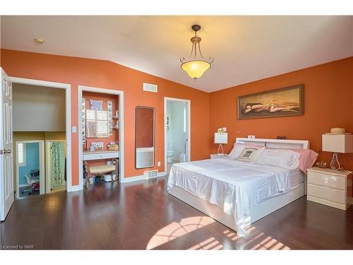 8207 Beaver Glen Drive, Niagara Falls, ON - Indoor Photo Showing Bedroom