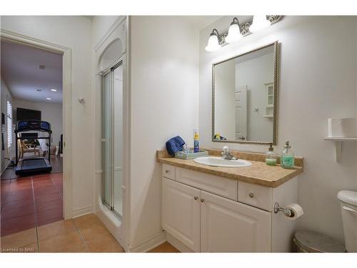 8207 Beaver Glen Drive, Niagara Falls, ON - Indoor Photo Showing Bathroom