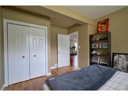 8207 Beaver Glen Drive, Niagara Falls, ON - Indoor Photo Showing Bedroom