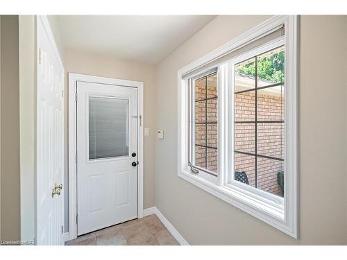 129 Dorchester Drive, Grimsby, ON - Indoor Photo Showing Other Room